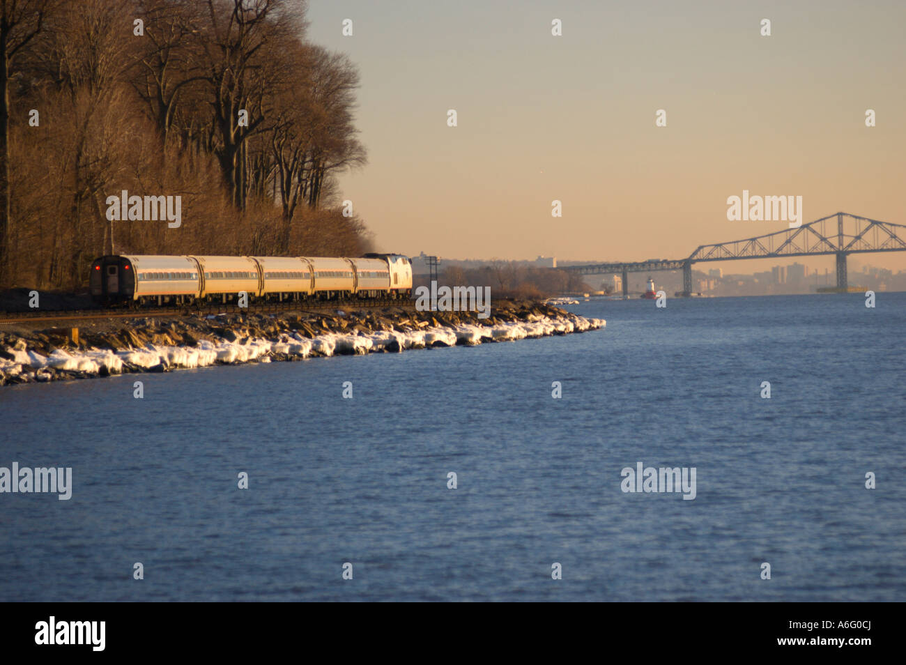 SCARBOROUGH NEW YORK USA Metro North Commuter Railroad Bahnlinie auf Hudson River Stockfoto