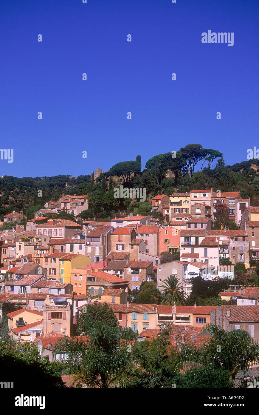 Überblick über die schöne Stadt von Bormes Les Mimosas Provence Stockfoto