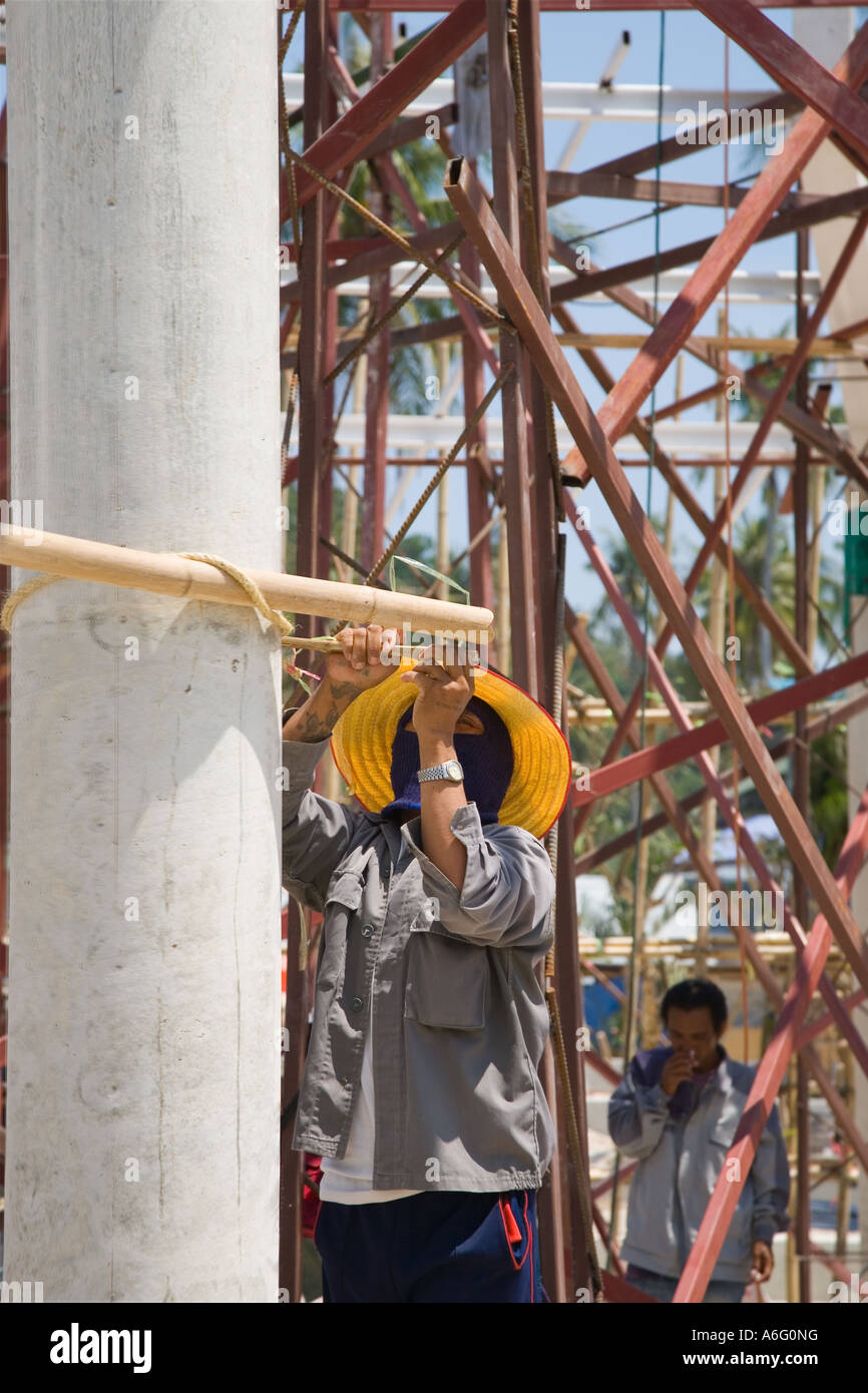 Männliche asiatischen Bau Team von Arbeitern Montage Bambus Gebäudestruktur Gerüst am Wiederaufbau Aufstellungsort auf Ko Phi Phi Island, Krabi Provinz Stockfoto