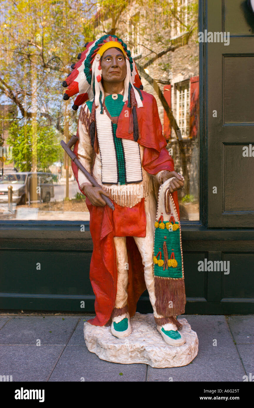 QUEBEC Stadt QUEBEC Kanada Statue des gebürtigen indianischen auf Straße Stockfoto