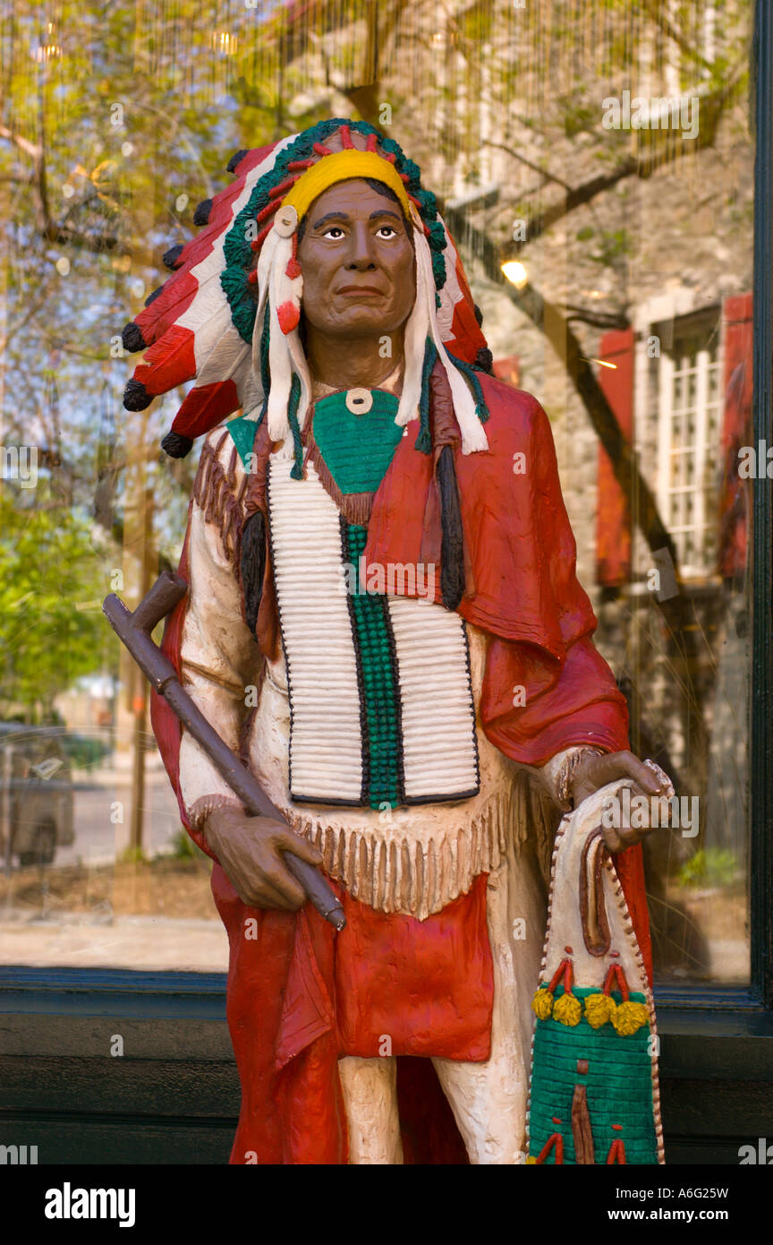 QUEBEC Stadt QUEBEC Kanada Statue des gebürtigen indianischen auf Straße Stockfoto