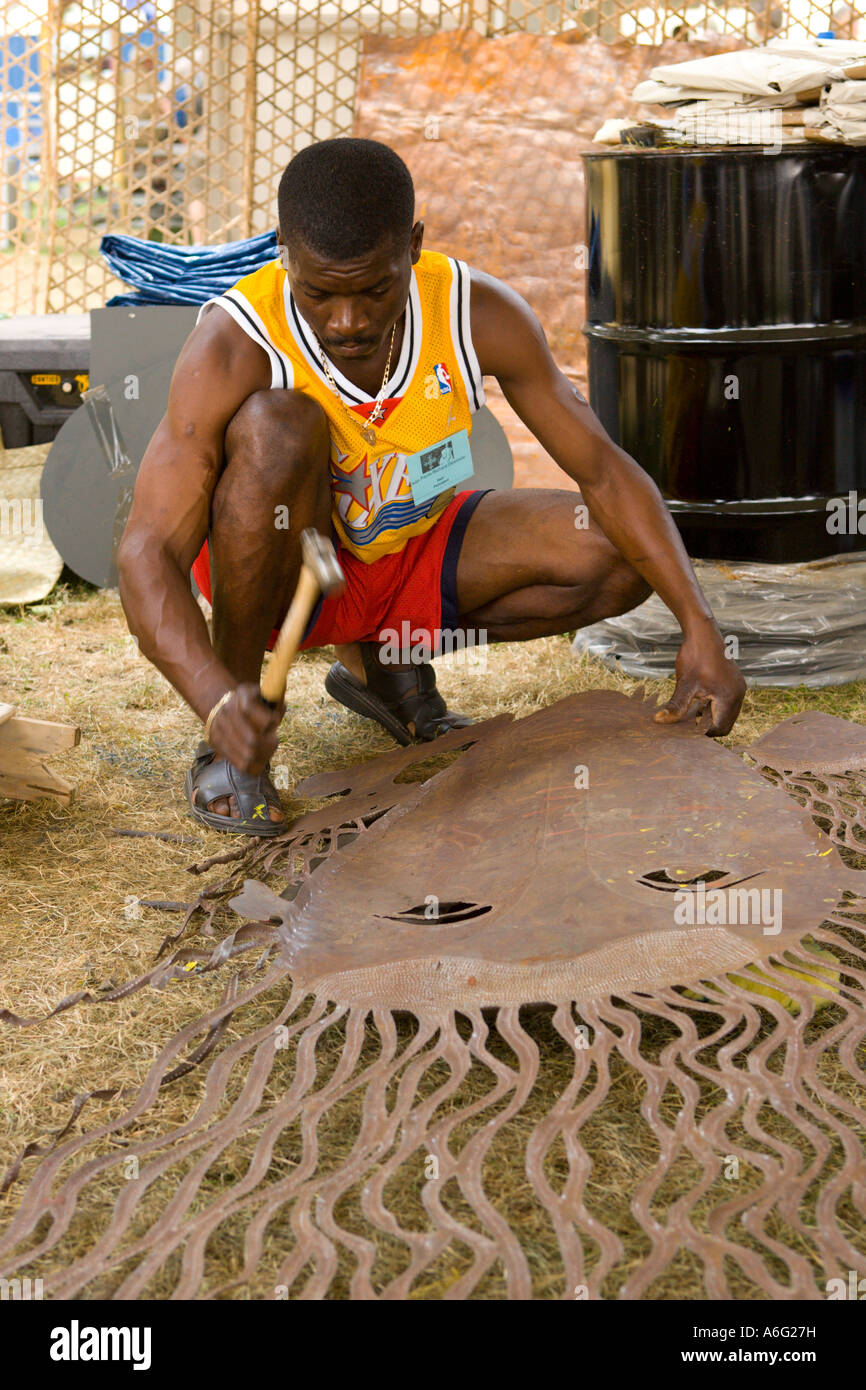 Jean Pierre Richard Desrosiers von Haiti zeigt geschnittener Metall Arbeit während des Smithsonian Folklife Festival Stockfoto