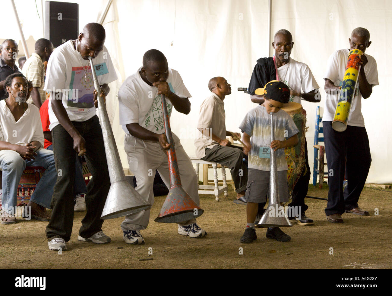 Rara-Gruppe einen traditionellen Prozessionsweg Band aus Haiti führt während des Smithsonian Folklife Festival 2004 Stockfoto