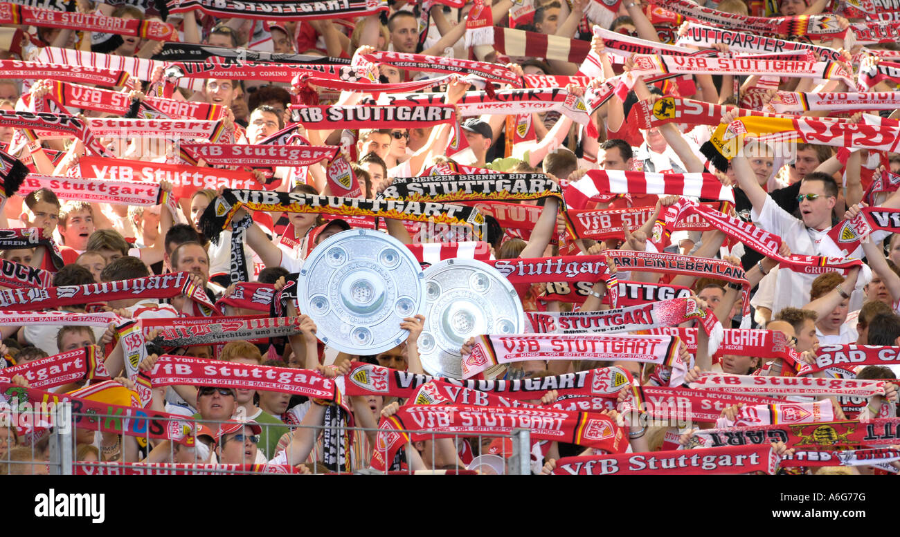 Fußball-Fans des VfB Stuttgart, mit Imitation des Cup, Baden-Württemberg, Deutschland Stockfoto