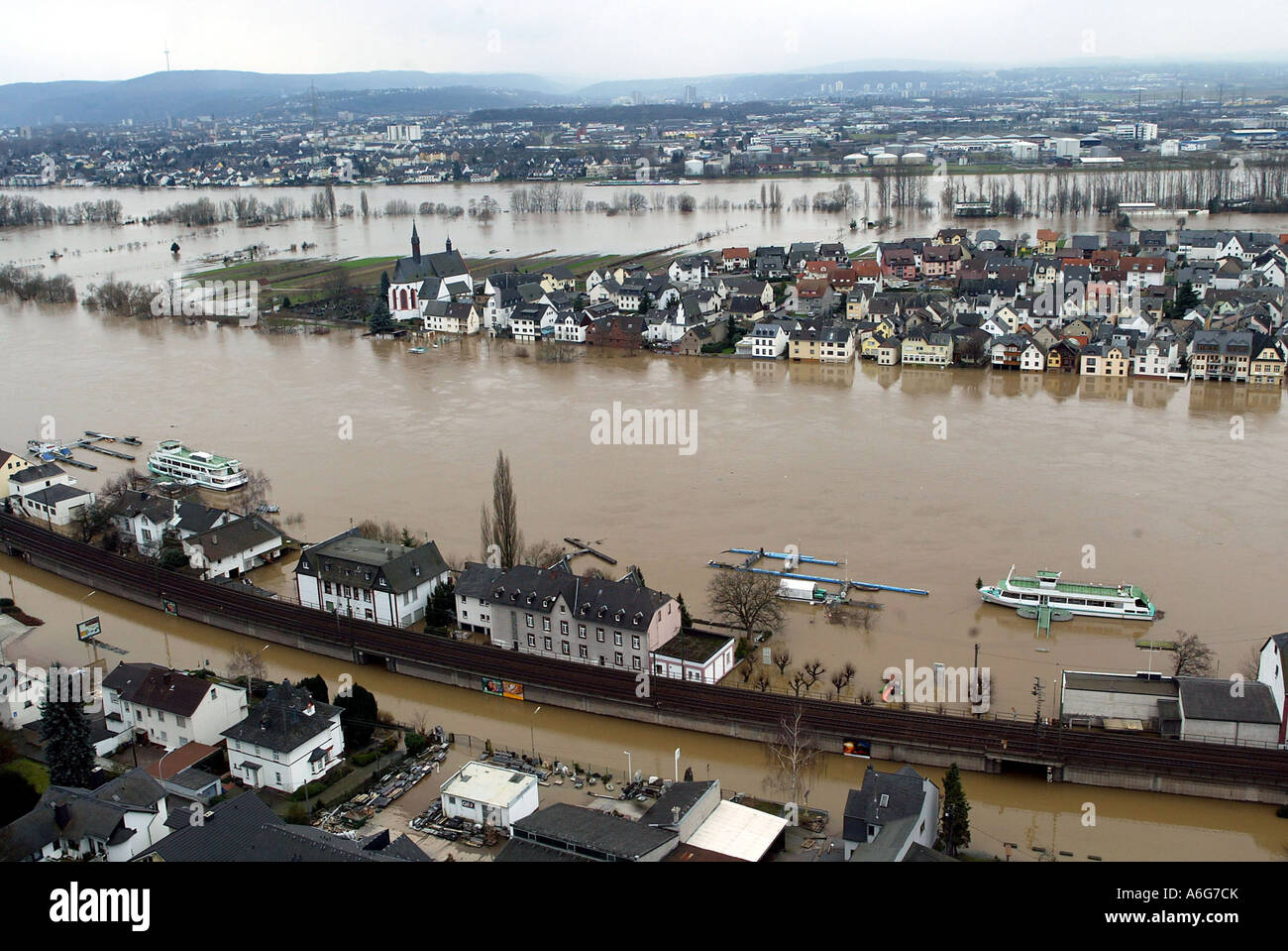 Die Insel Niederwerth in der Mitte des Flusses Rhein bei hoher Flut. Niederwerthm Rheinland-Pfalz, Deutschland Stockfoto