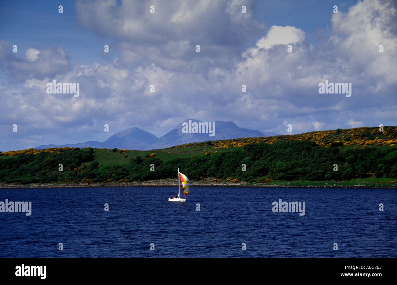 Sigma-Yacht Segeln vorbei an den Paps Jura Loch Sween Argyll Schottland Europas Stockfoto