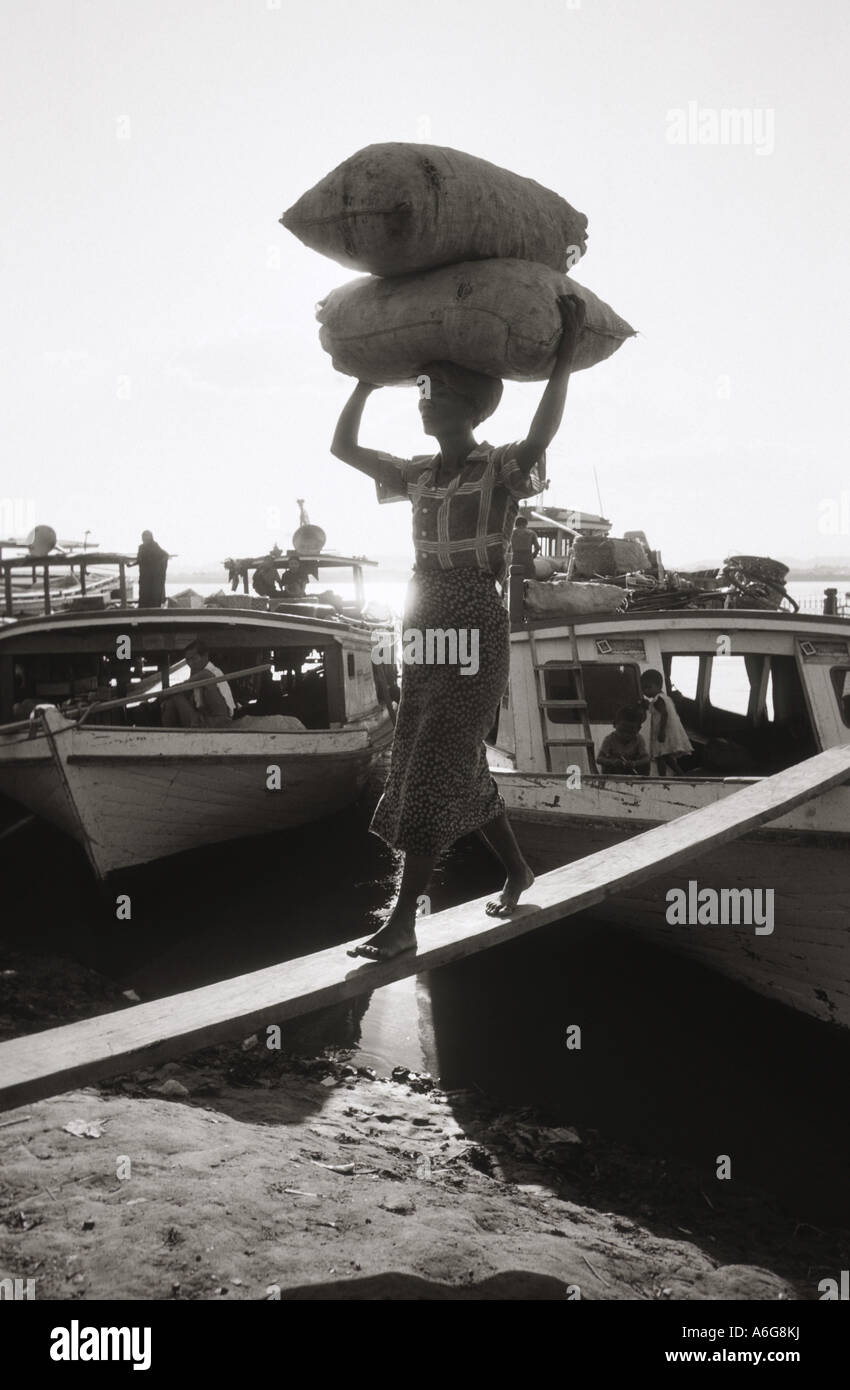 junge Daytaller entladen die Last in den Hafen, Burma, Mandalay Stockfoto