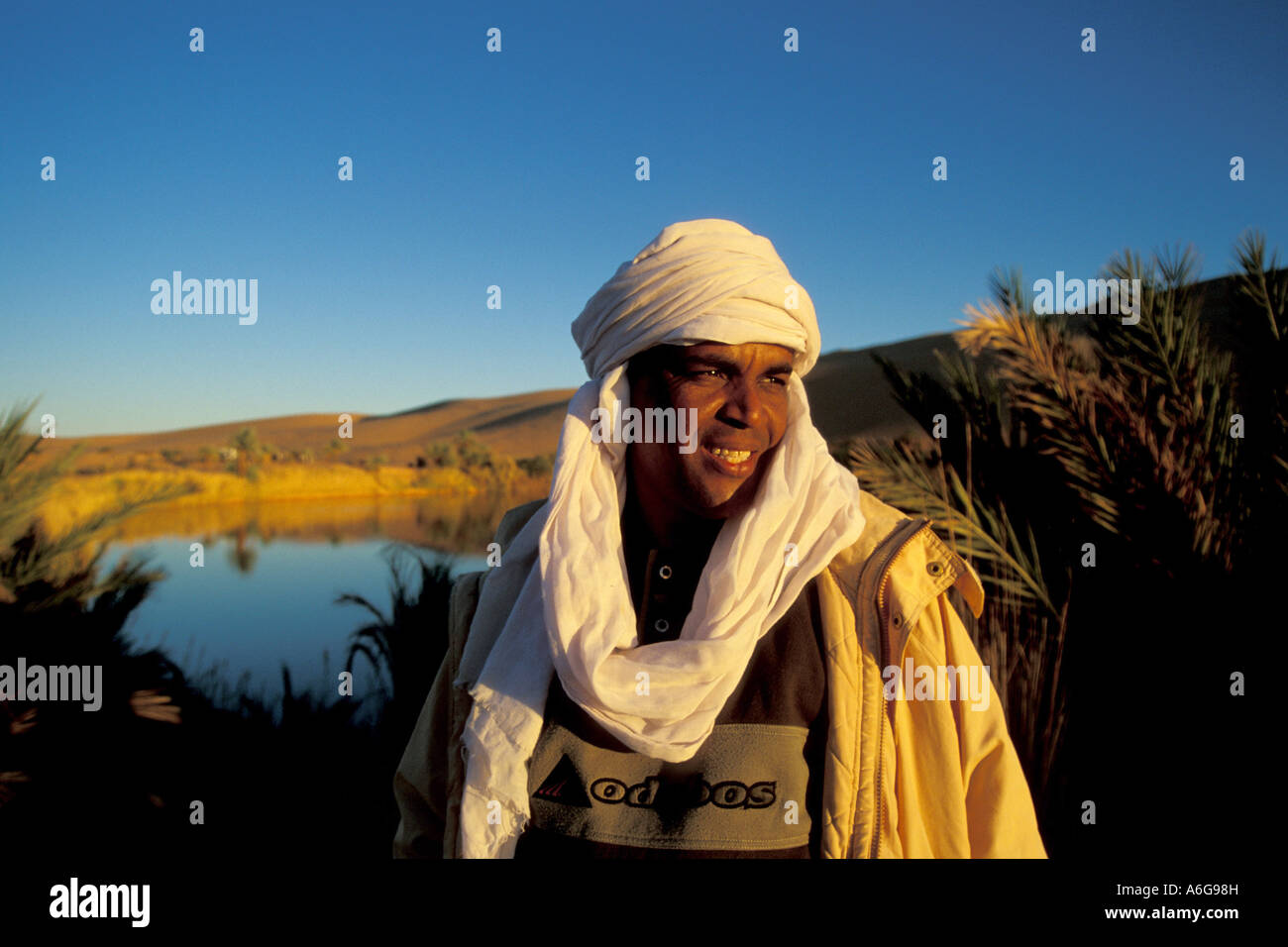 Tuareg vor See Gebroun, Libyen Stockfoto