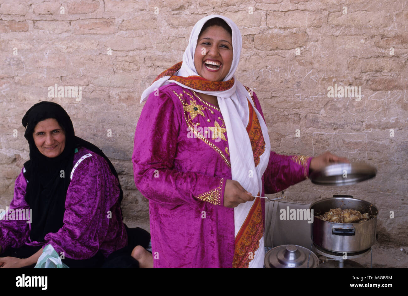Samarra 1999 Frauen und Mädchen genießen Sie einen Tag in den Park und Kochen Mittagessen Stockfoto