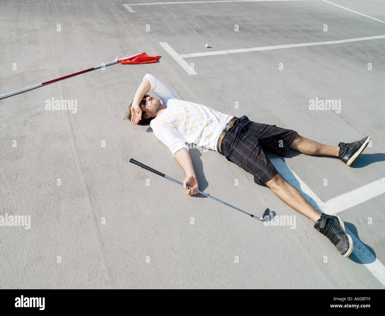 Golfspieler liegen im Parkhaus Stockfoto