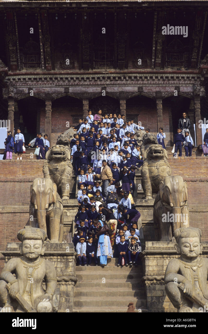 Schulklasse bei der Nyatapola Tempel, Nepal, Bhaktapur Stockfoto