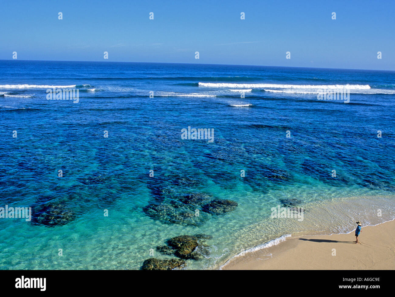 Mann am Strand Hideaways Kauai Stockfoto