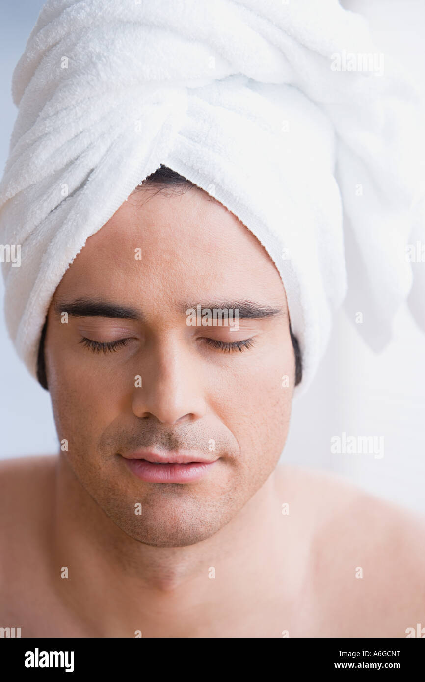 Junger Mann mit einem Handtuch auf dem Kopf Stockfoto