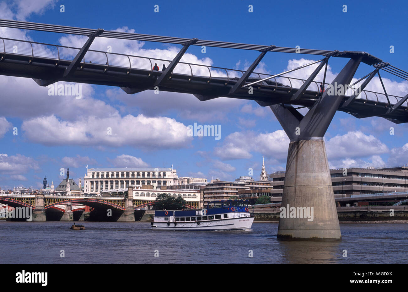Millennium Bridge (Architekt: Norman Foster & Partners; 2000) über die Themse mit Ausflugsschiff, London, England Stockfoto