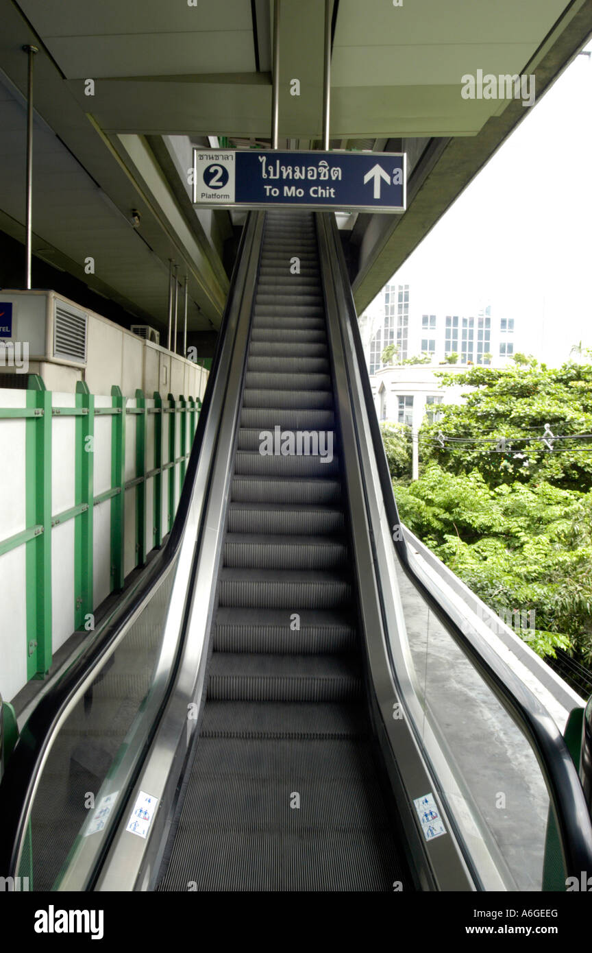 Thailand, Bangkok Skytrain, eine Schiene basiert Nahverkehrssystem oben Sukhumvit Road. Station Chitlom. Stockfoto