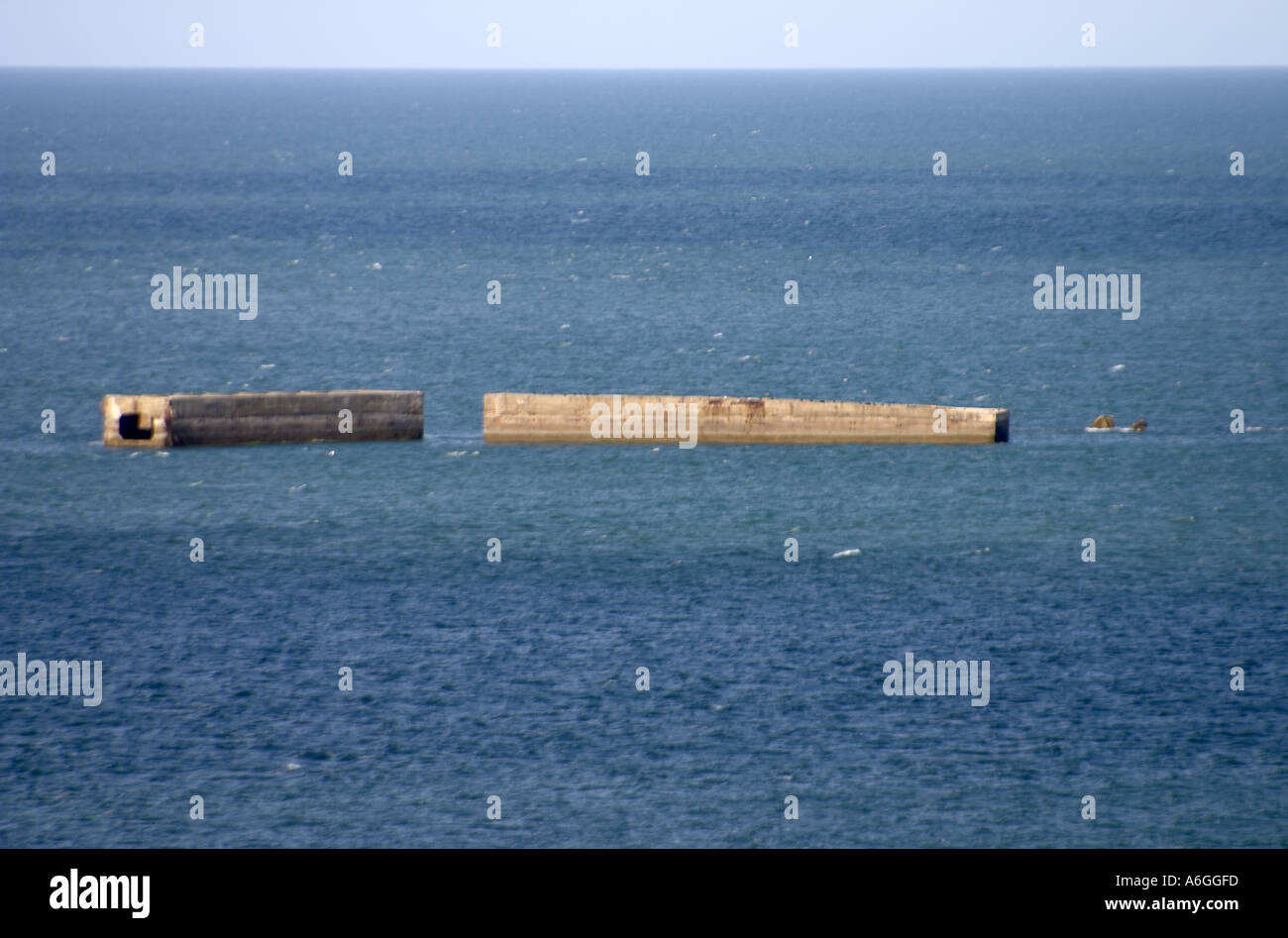Ruinen von Mulberry-Häfen im Meer in der Nähe von Arromanches Normandie Normandie Frankreich Stockfoto