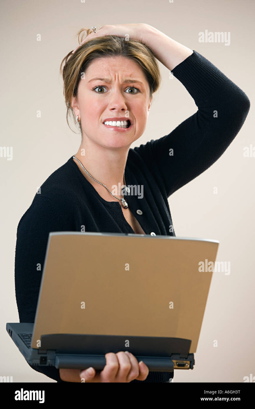 Gestresste Frau mit laptop Stockfoto