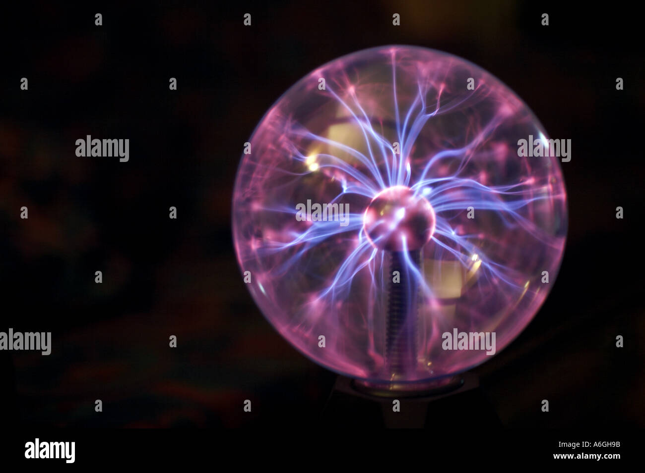 Plasma Kugel Ball wissenschaftlichen Spielzeug mit elektrischen Streaming-abstrakte Lichteffekte Stockfoto