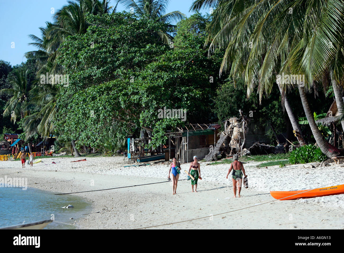 Urlauber schlendern Sie am ruhigen Strand von Coral Bay Perhentian Kecil Malaysia Stockfoto