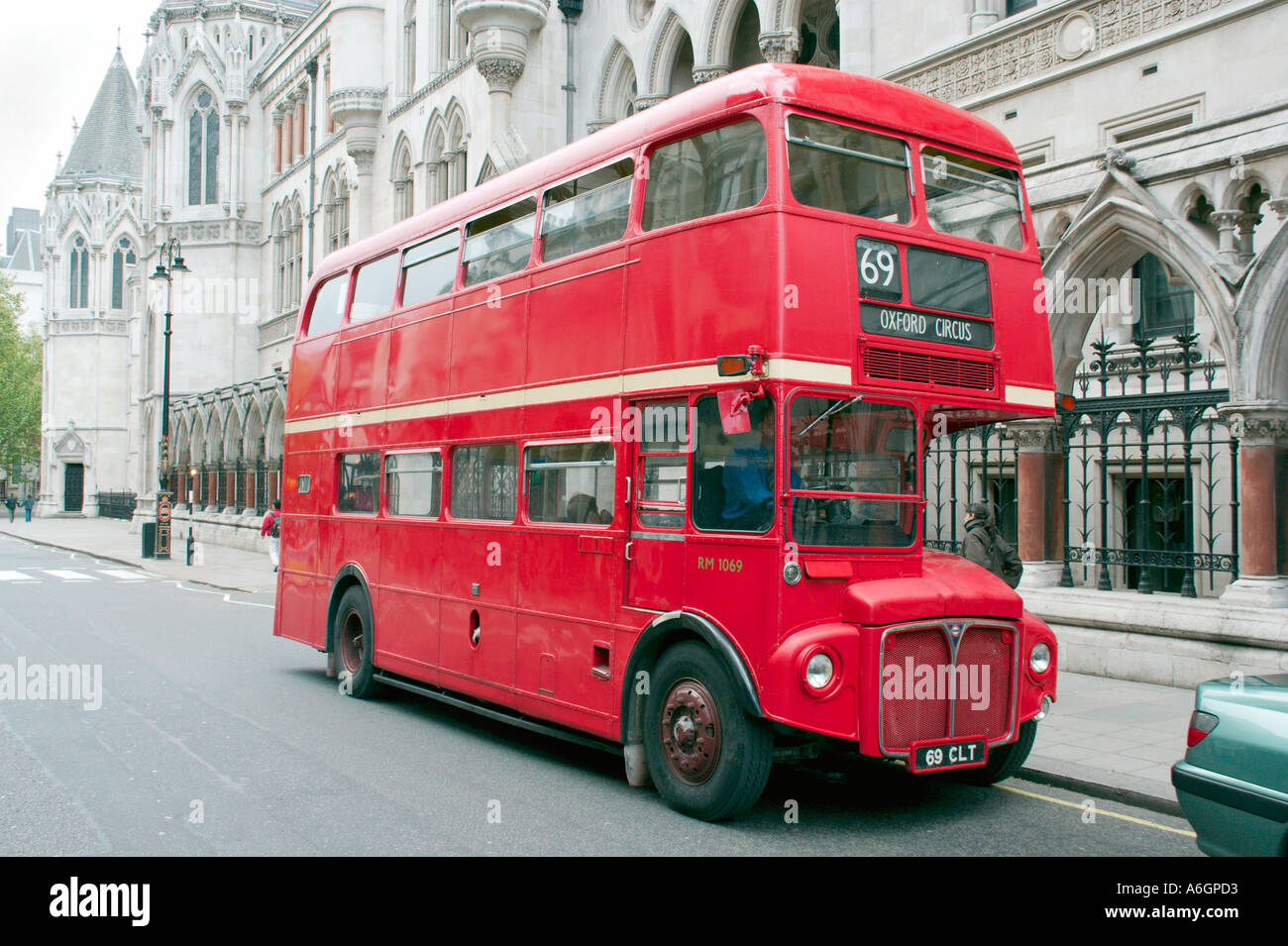 Doppelte Doppeldeckerbus Routemaster rot in London England Stockfoto