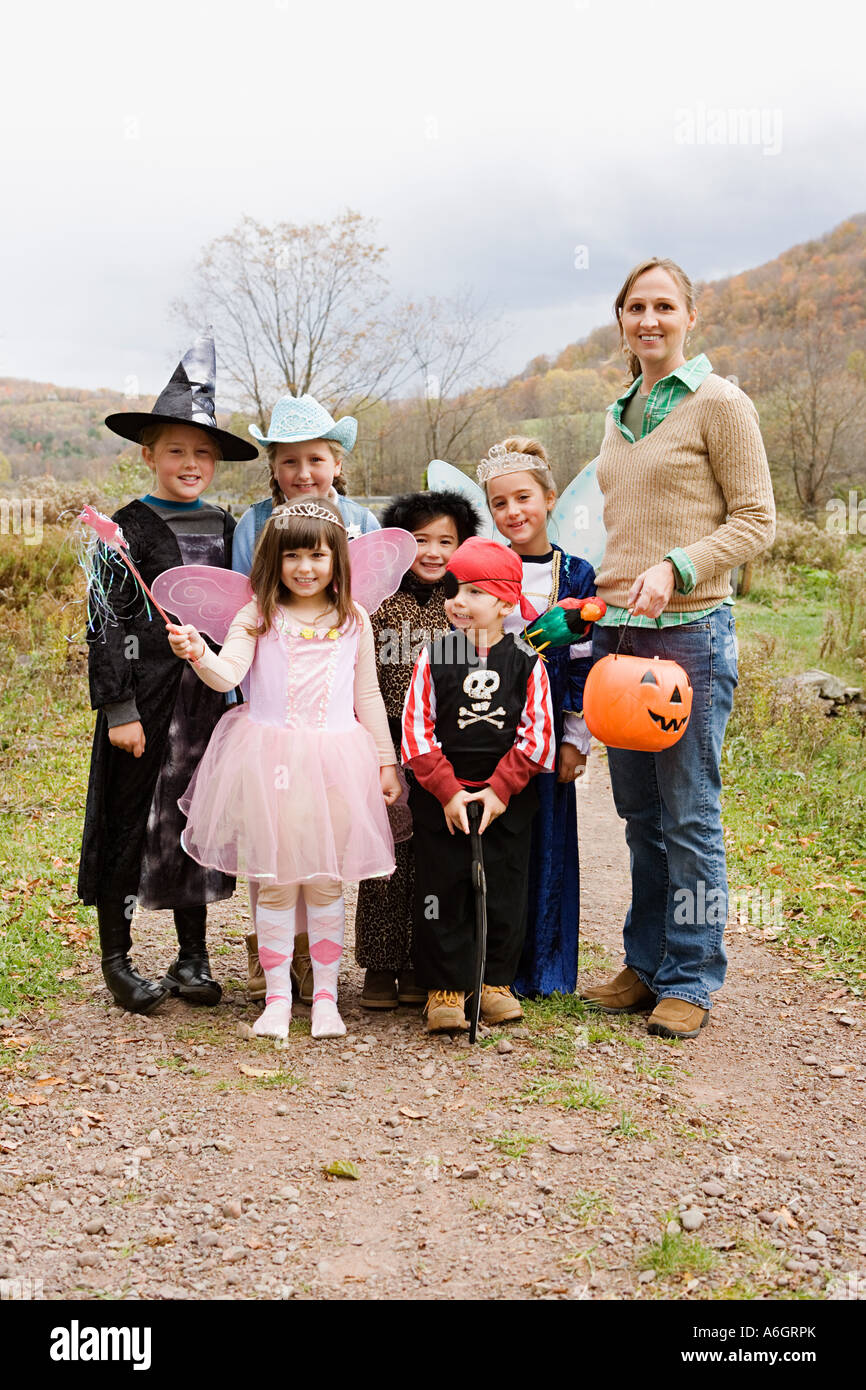 Frau und Kinder in Halloween-Kostümen Stockfoto
