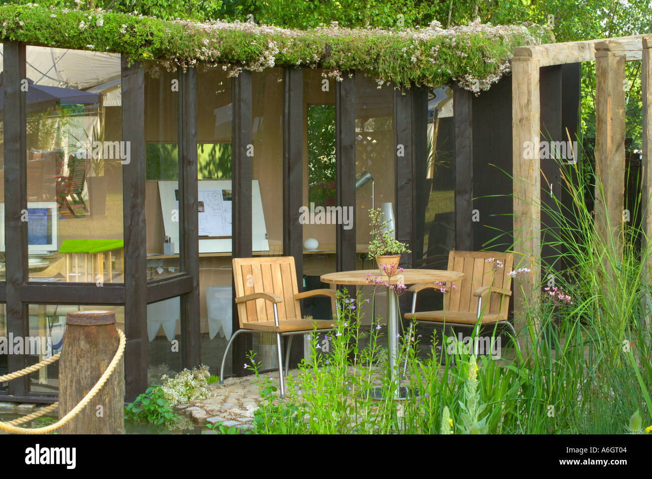 Hampton Court Flower Show 2003 im freien Büroflächen zeigen durchdachte Raumausnutzung Sitzgelegenheiten im Freien lebenden Bereich Stockfoto