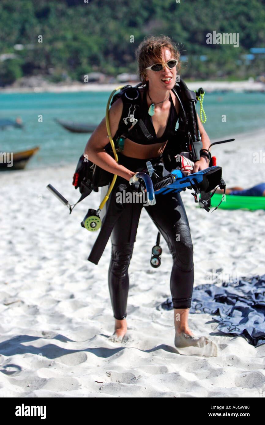 Junge Frau Taucher geht auf Strand mit Ausrüstung nach Boot Ausflug Perhentian Kecil Malaysia Stockfoto
