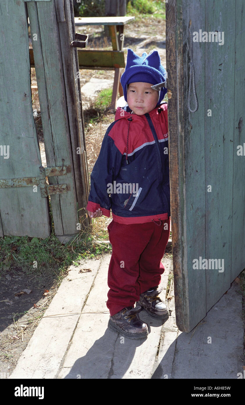 Porträt eines kleinen Jungen aus Tore. TOORA-Khem Dorf. Die Republik Tuwa (Tuwa). Russland Stockfoto