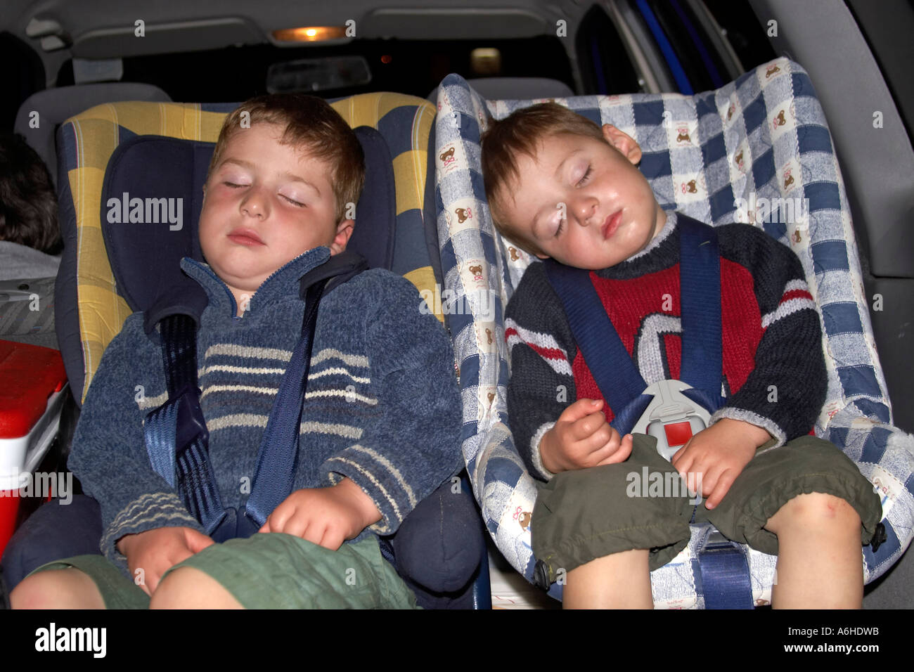 Zwei Brüder, Die Im Auto Schlafen Stockbild - Bild von bequem