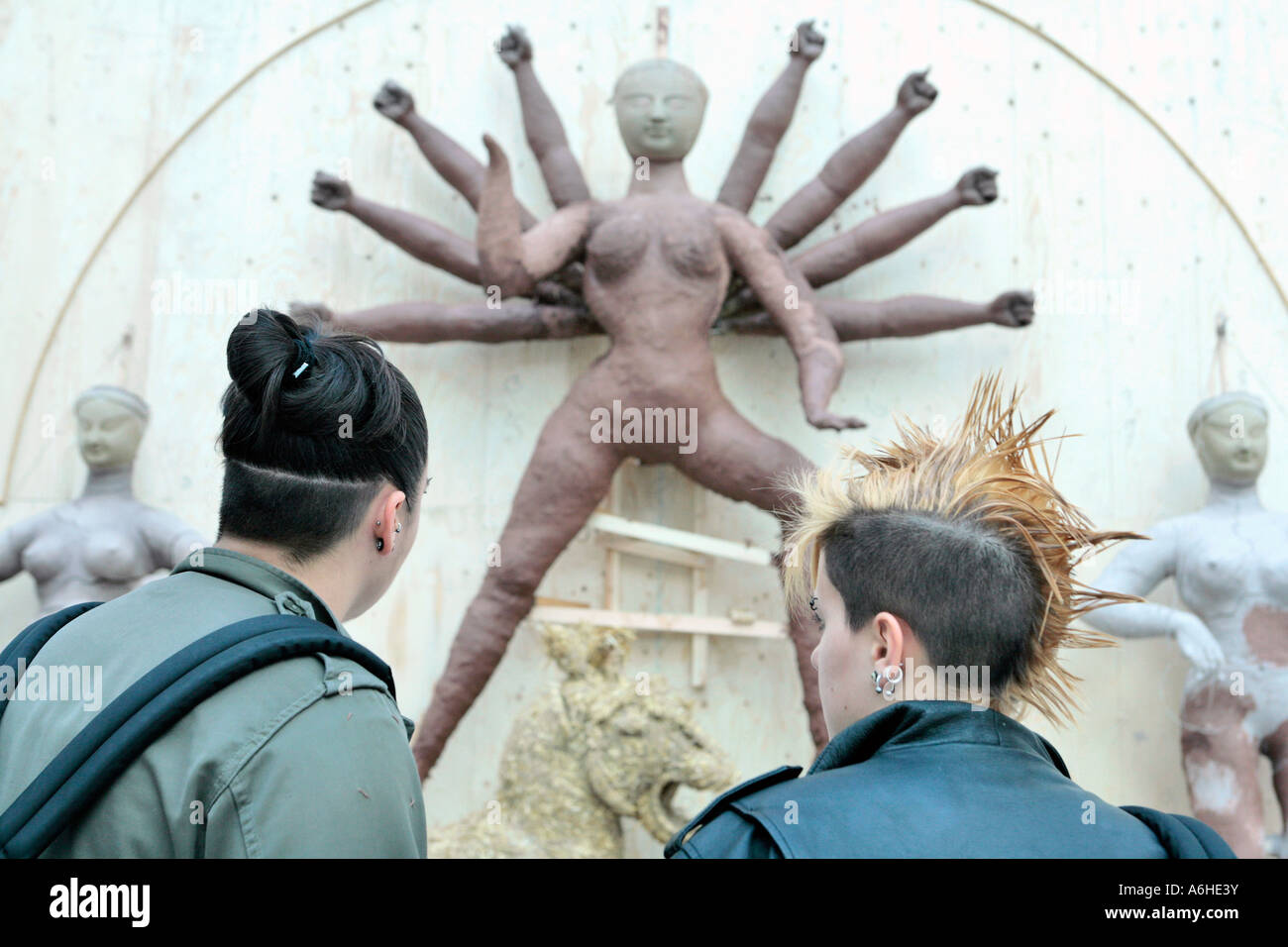 Zwei junge Frauen schauen Sie sich eine Statue des Hindu-Gottes Vishna, im British Museum Stockfoto