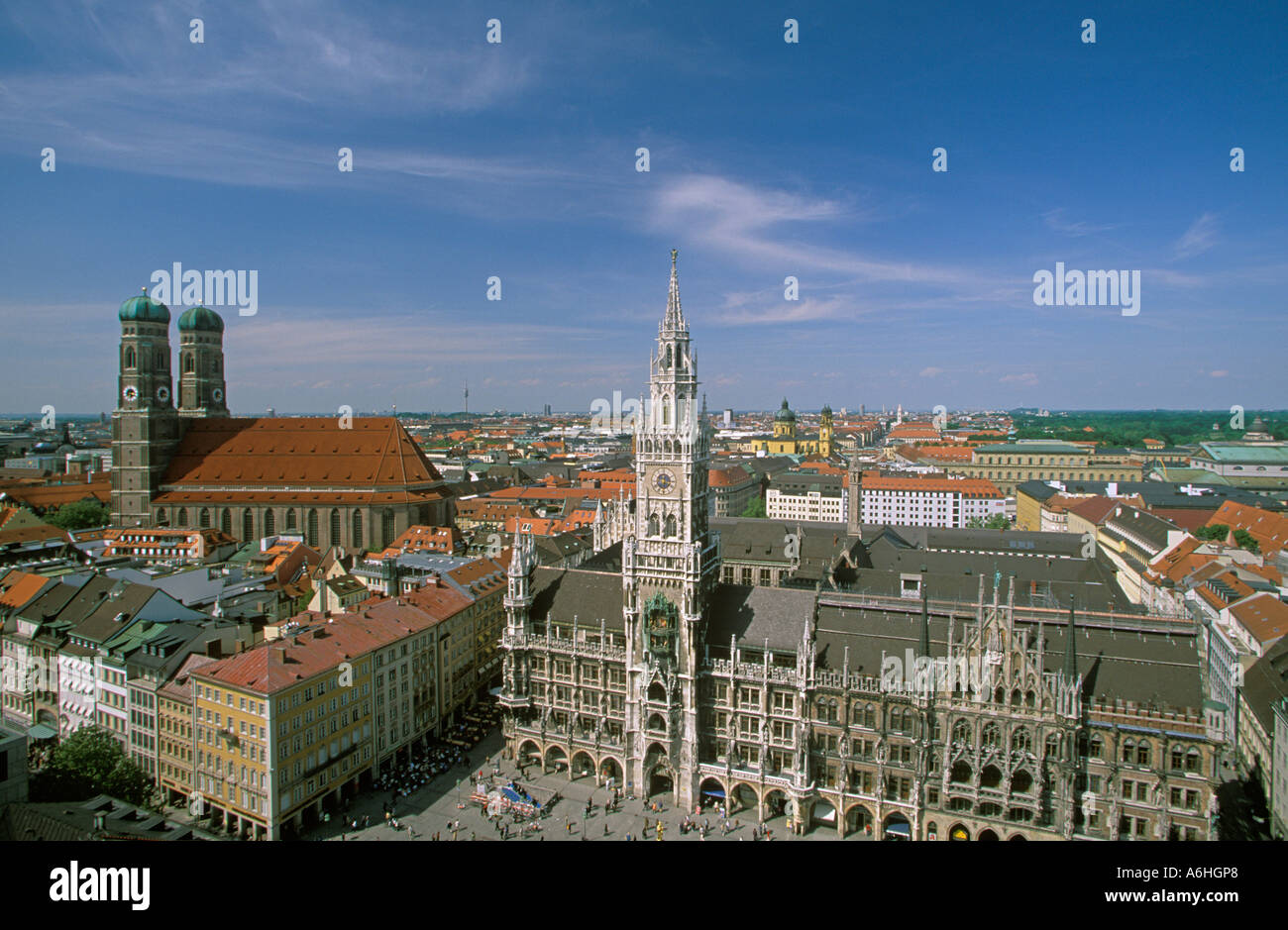 Frauenkirche und Rathaus - Marienplatz München München Bayern Deutschland Stockfoto