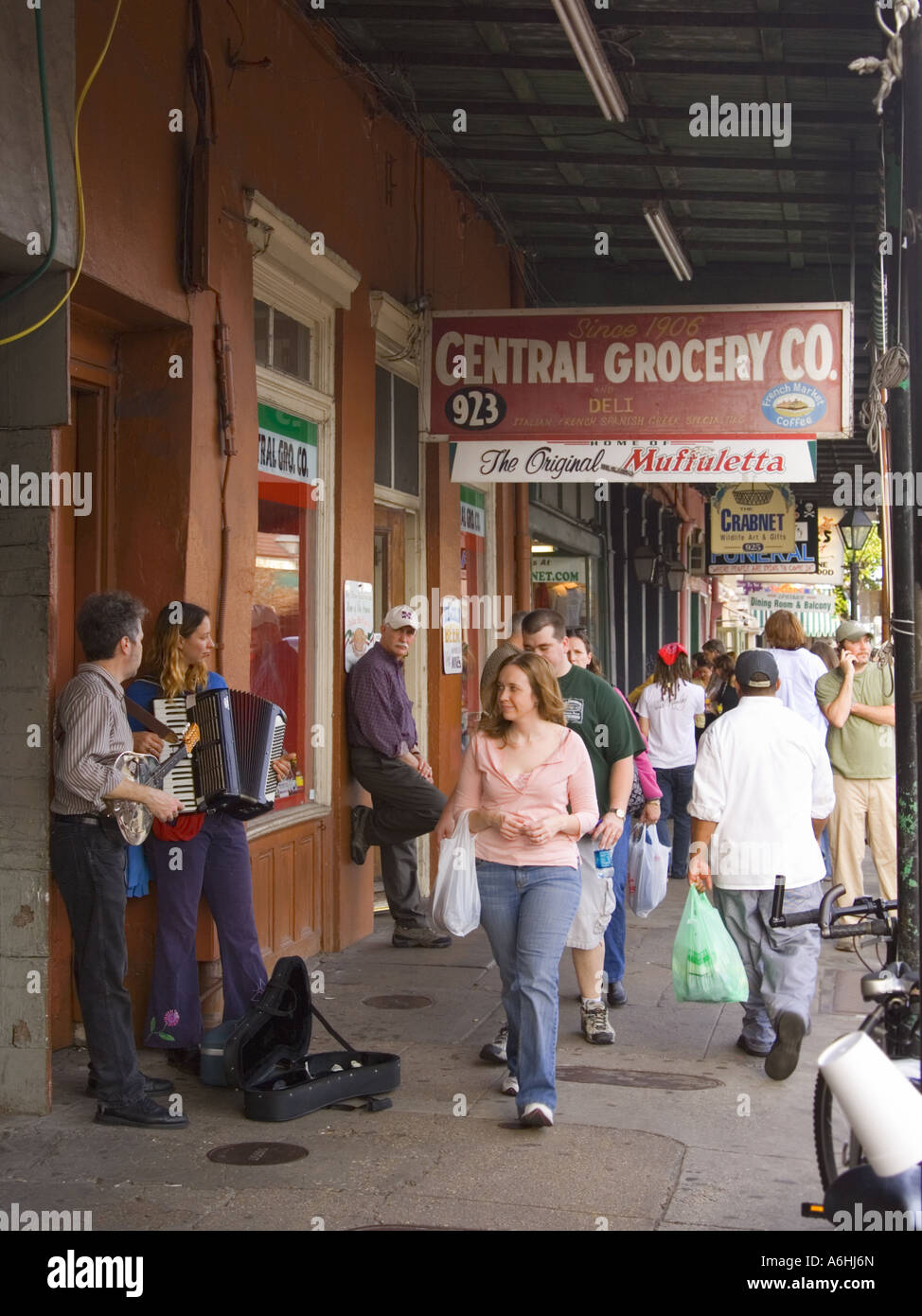 Außenseite des "Zentralen Lebensmittelgeschäft" co Stockfoto