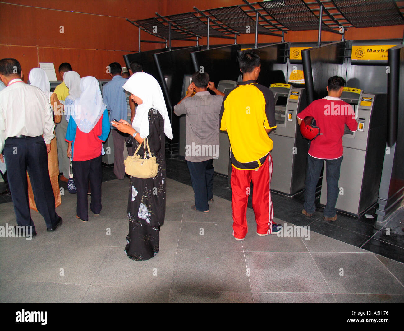 Warteschlangen für automatischen Bankautomaten Kota Bharu, Malaysia Stockfoto