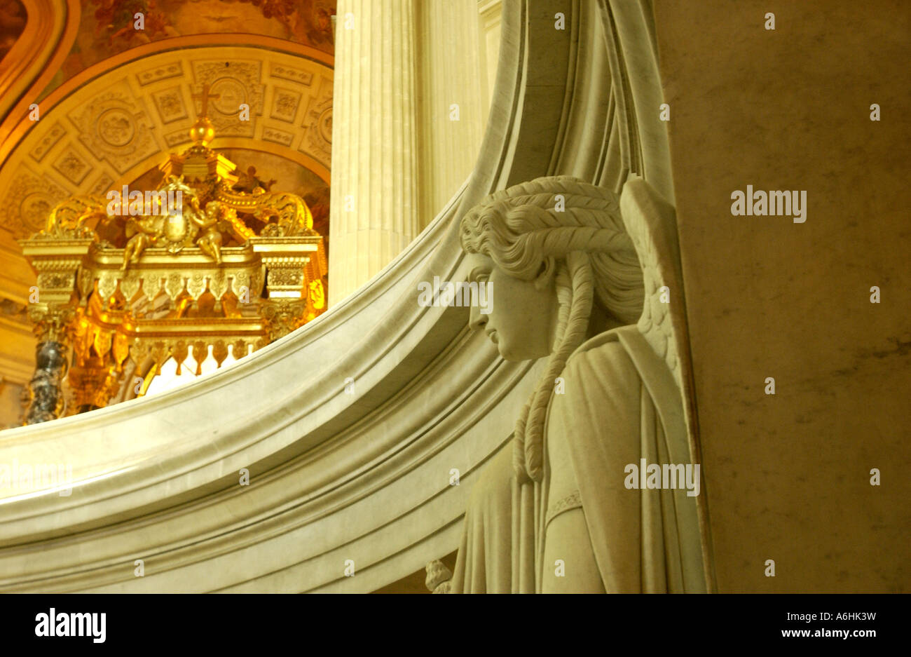 Statue blickt auf das Grab von Napoleon in der Kuppel Kirche Paris, Frankreich Stockfoto