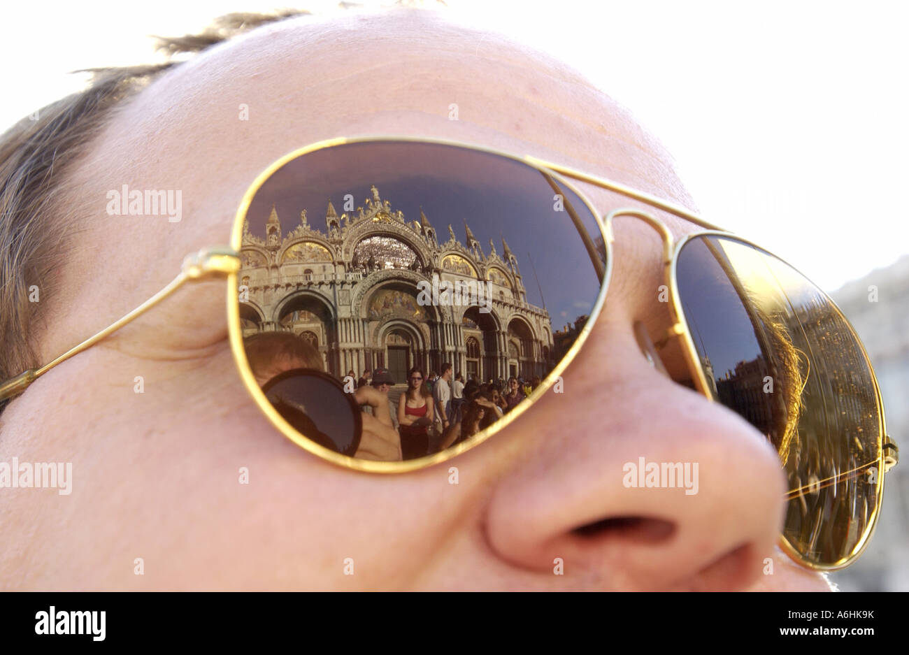 St. Marks Cathedral reflektiert in einem Touristen Brille Venedig, Italien Stockfoto
