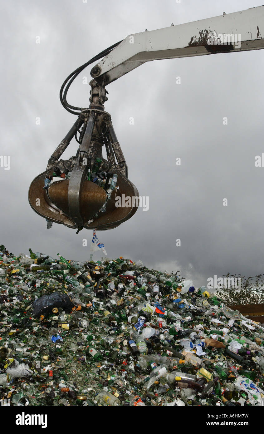 Grabber bewegen Glasflaschen auf einer Deponie Stockfoto