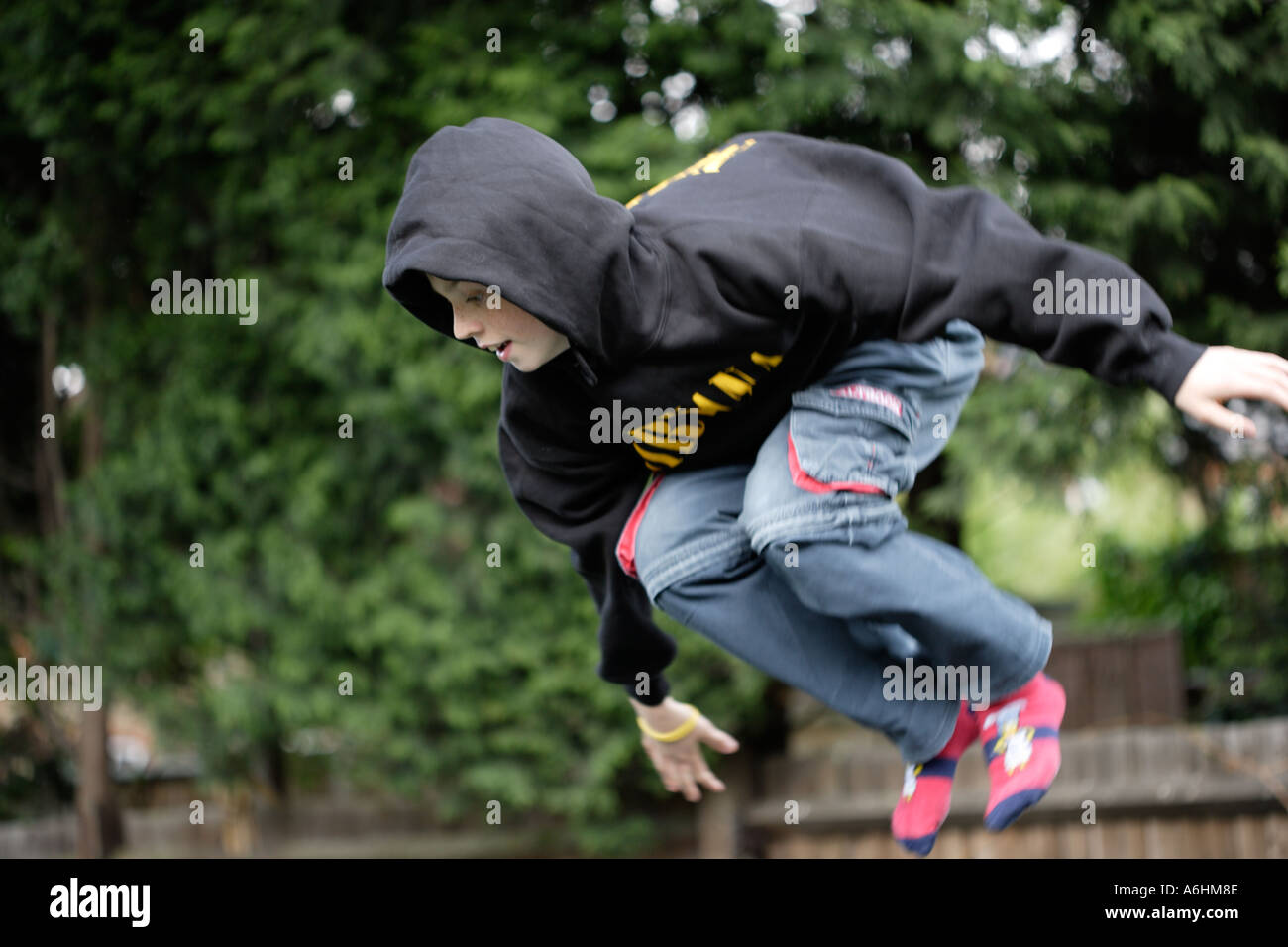 Teenager tragen hoody s Garten ein Trampolin bereit. Stockfoto