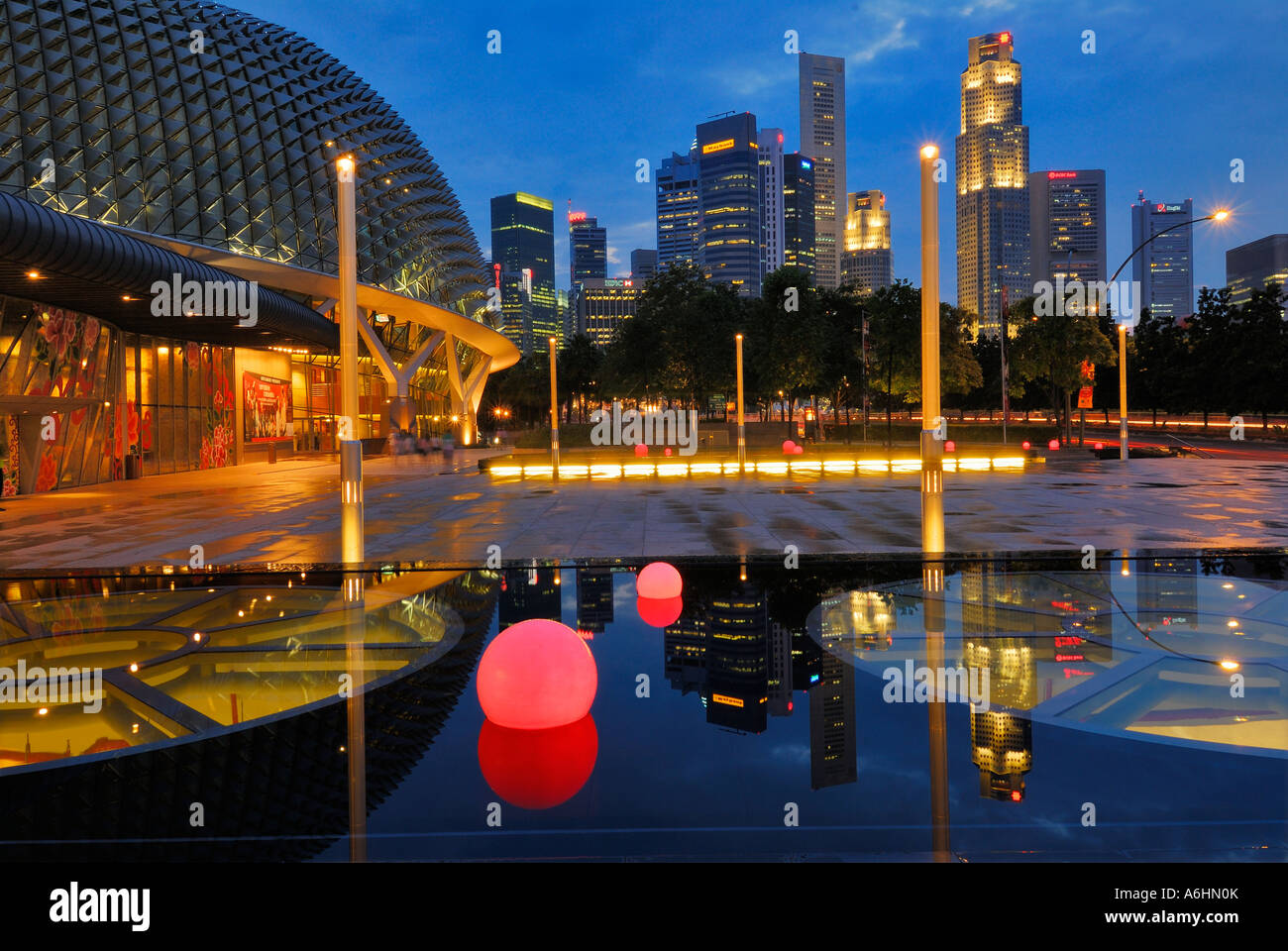 Esplanade Theater mit Bankenviertel in der Abenddämmerung, Republik von Singapur, Asien Stockfoto
