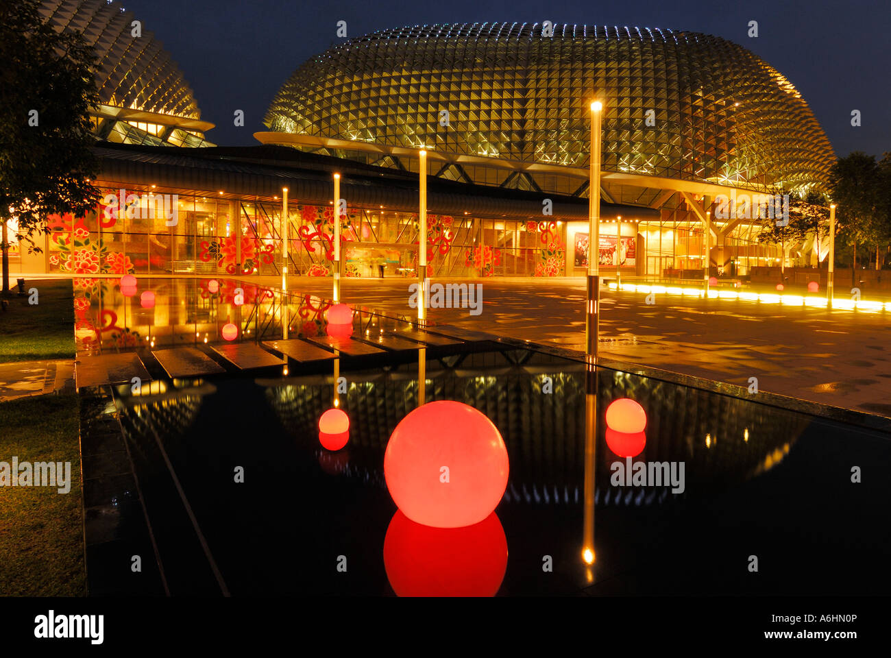 Esplanade Theater und Wasser-Funktion bei Dämmerung, Republik Singapur, Asien Stockfoto
