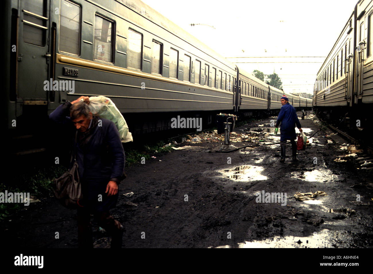 Arbeitslose Männer sammeln Abfälle aus der Transsibirischen Eisenbahn Wagen, die dann recycelt und verkauft auf, Moskau, Russland Stockfoto