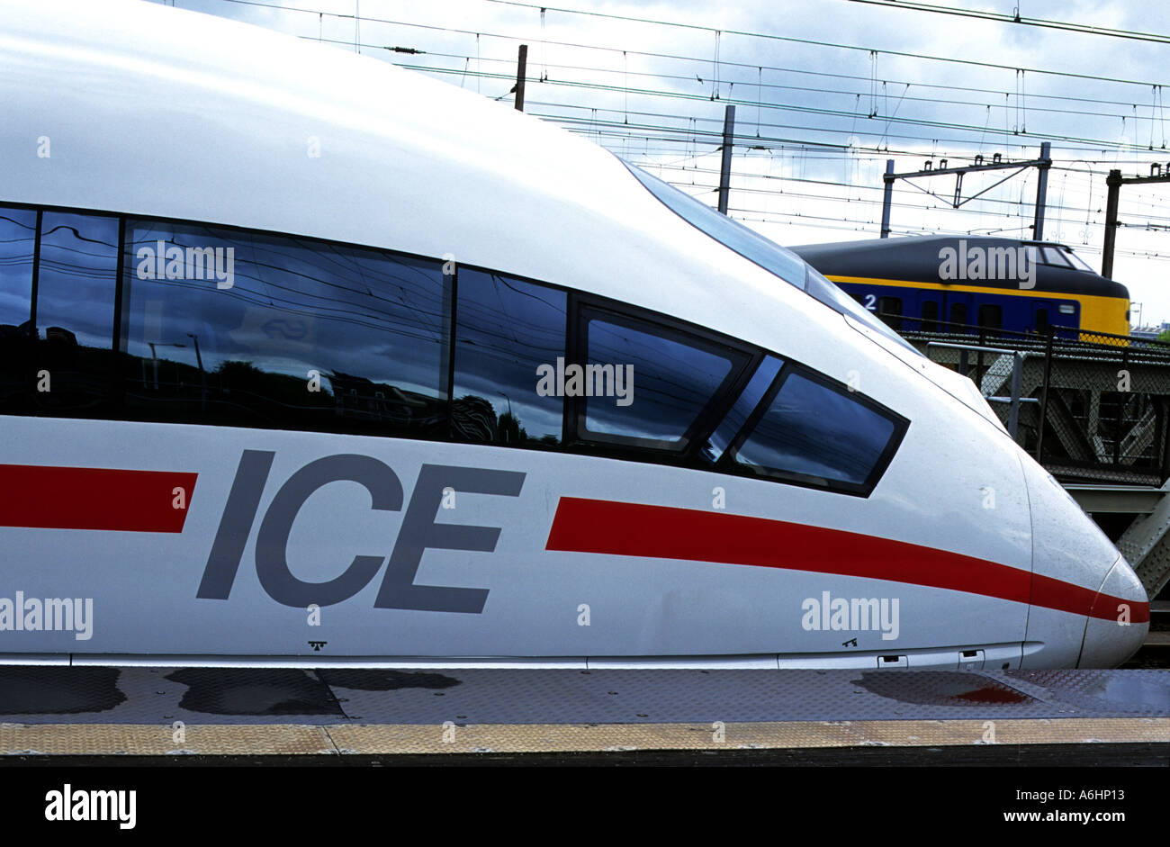 Deutsche Eisenbahn Intercity express (ICE) Passagier Zug am Hauptbahnhof Amsterdam Holland. Stockfoto
