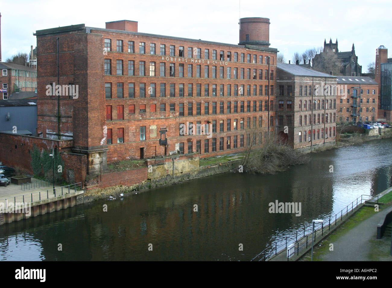 Modernisierten und umgebauten Lagerhalle am Ufer des Flusses Aire angrenzend an die Royal Armories in Leeds Stockfoto