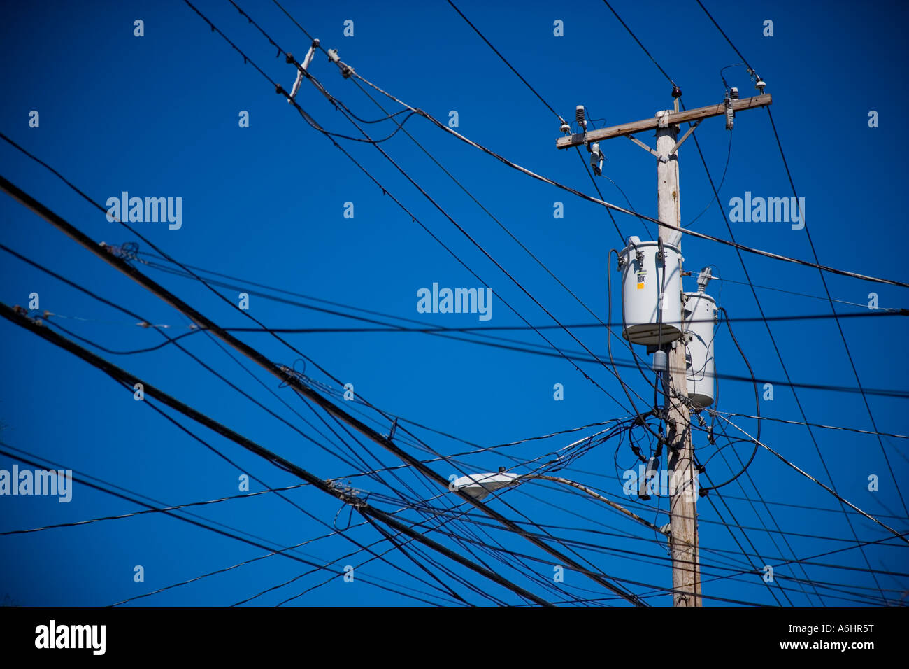 Elektrische Leitungen in Unordnung Stockfoto