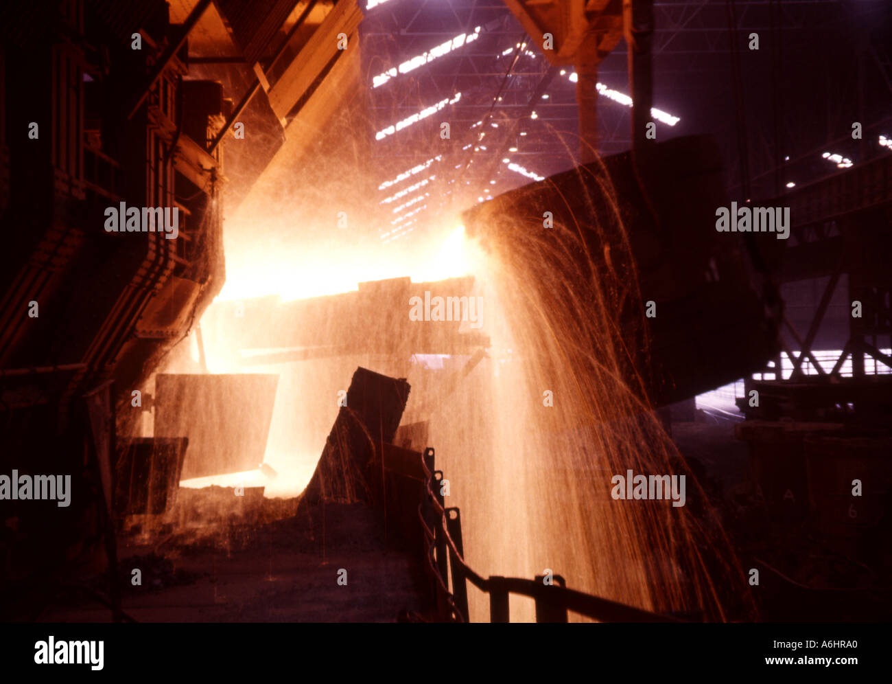 Geschmolzenes Eisen gegossen aus einem Transfer-Pfanne in eine offene Feuerstelle Stahl-Ofen ca. 1963 Stockfoto