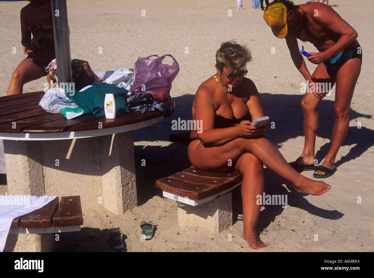 Russische Frauen Touristen Sonnen am Jumeirah Beach in Dubai Stockfoto