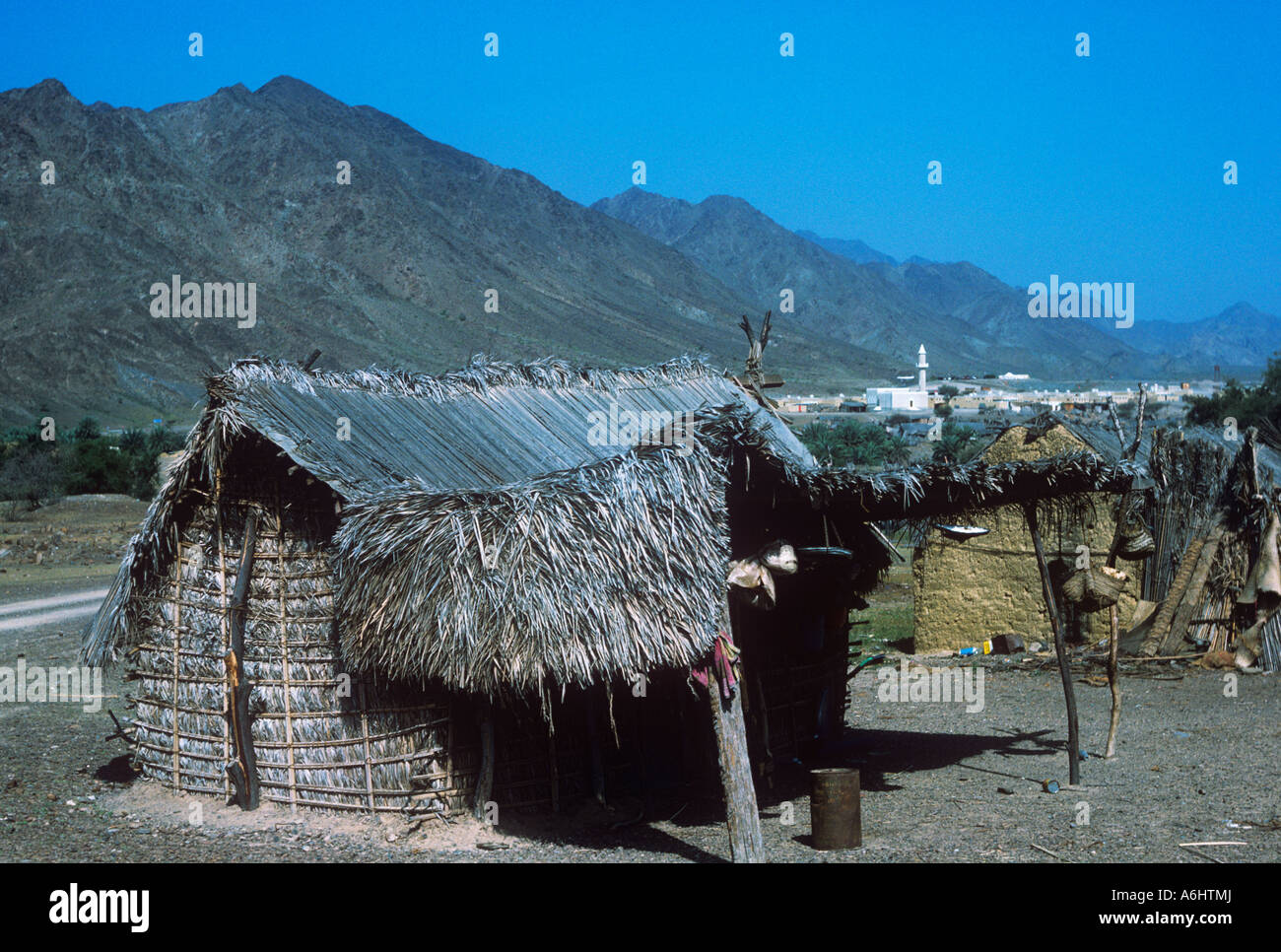 Barasti Häuser aus gewebten Datum-Palmwedel in Fujairah 1970er Jahre Stockfoto