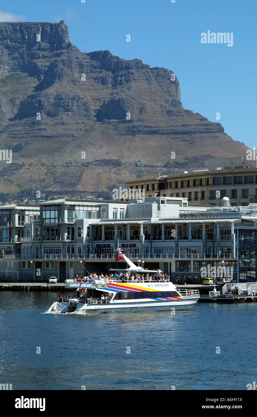 Waterfront von Kapstadt und Table Mountain South Afrika RSA Robben Island Fähre im Gange Stockfoto