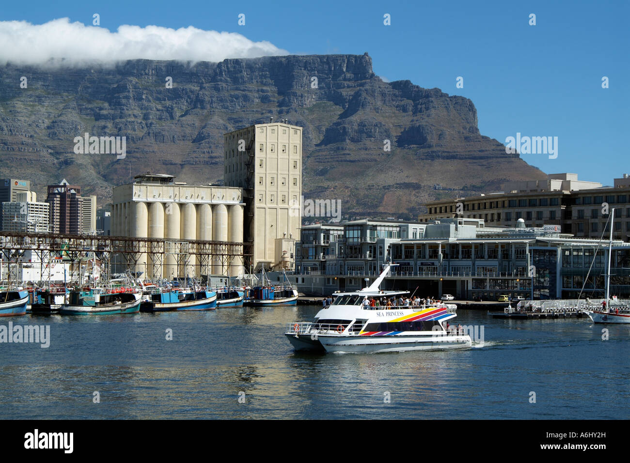 Waterfront von Kapstadt und Table Mountain South Afrika RSA Robben Island Fähre im Gange Stockfoto