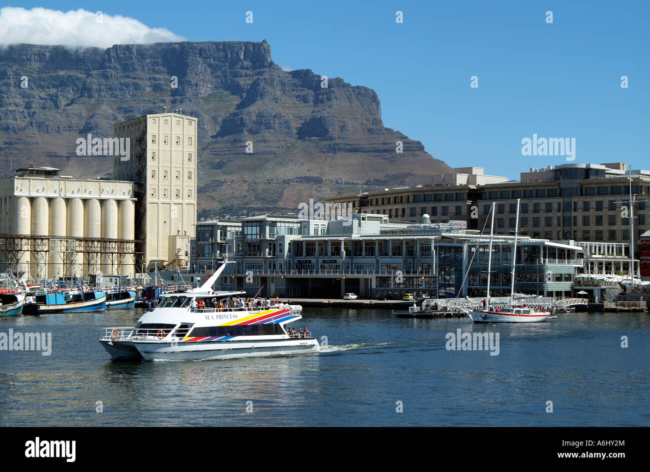 Waterfront von Kapstadt und Table Mountain South Afrika RSA Robben Island Fähre im Gange Stockfoto