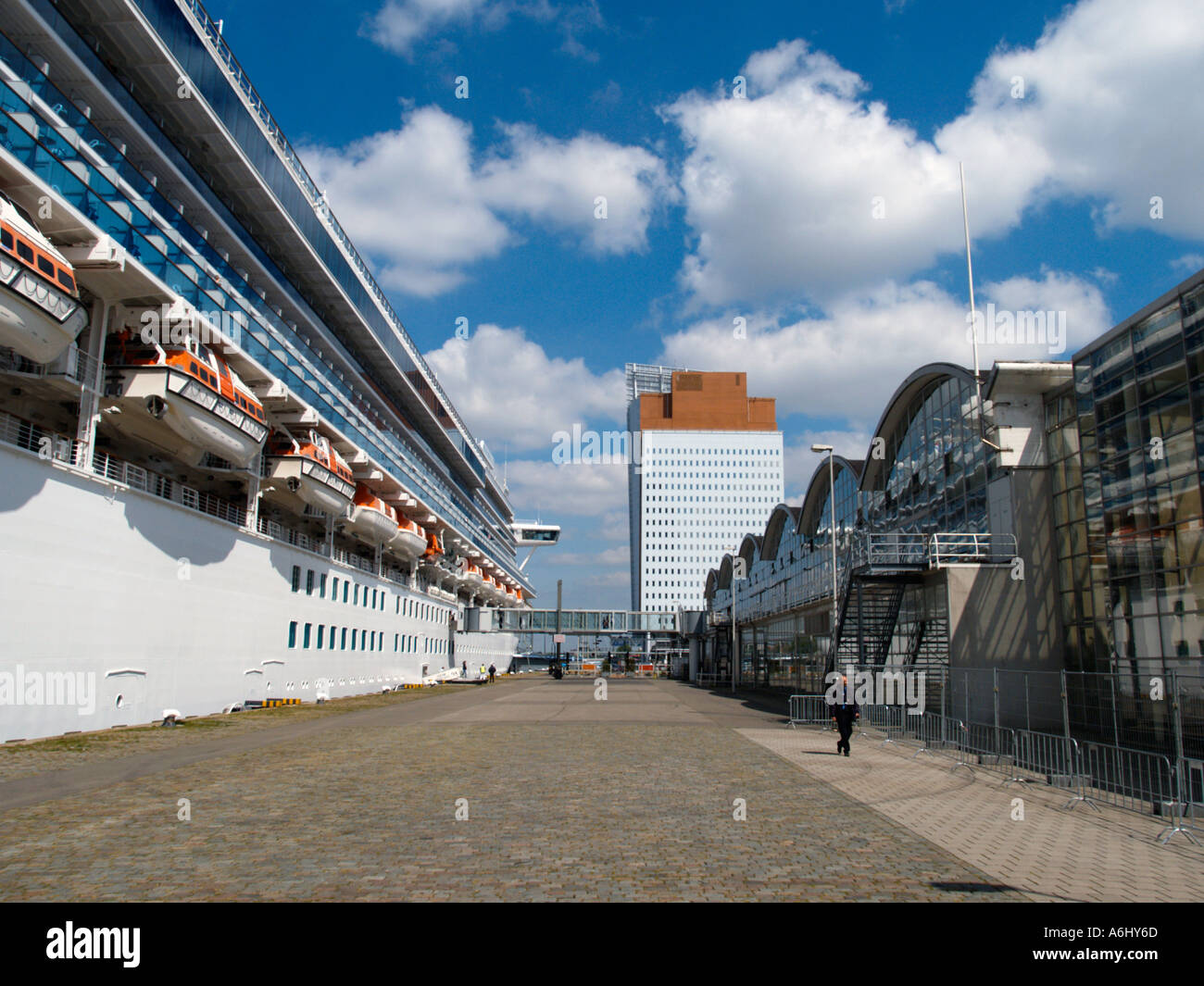 Das riesige Kreuzfahrtschiff Star Princess liegen am Kai in der Stadt von Rotterdam Niederlande Stockfoto